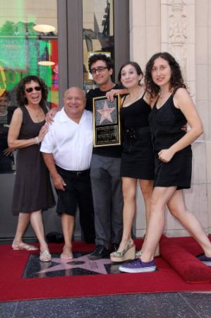Grace DeVito with her parents, Danny DeVito and Rhea Perlman, and siblings, Lucy DeVito and Jake DeVito. 